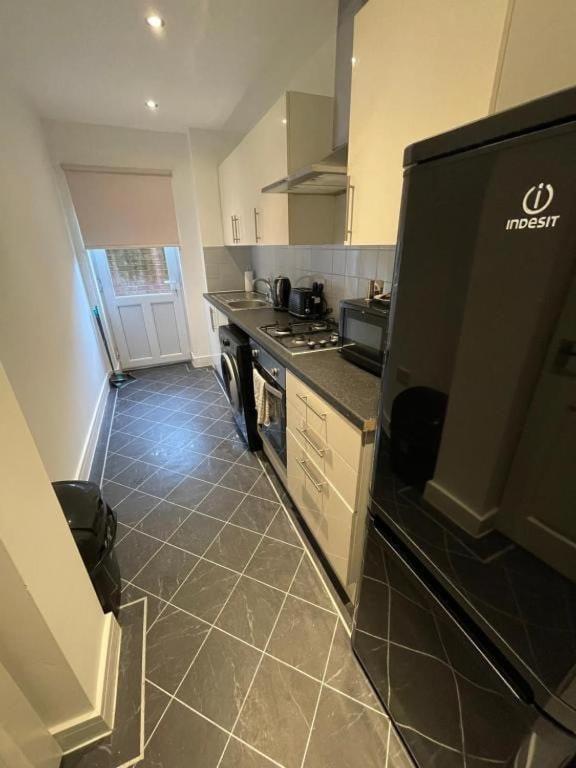 Two Bedroom House Free Parking Liverpool Bagian luar foto